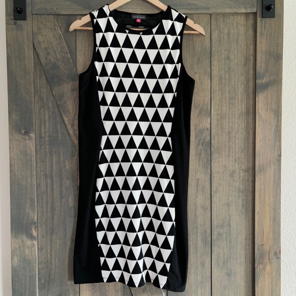 Vince Camuto Dresses & Skirts - Vince Camuto Size Medium Black & White Geometric Sleeveless Sheath‎ Dress